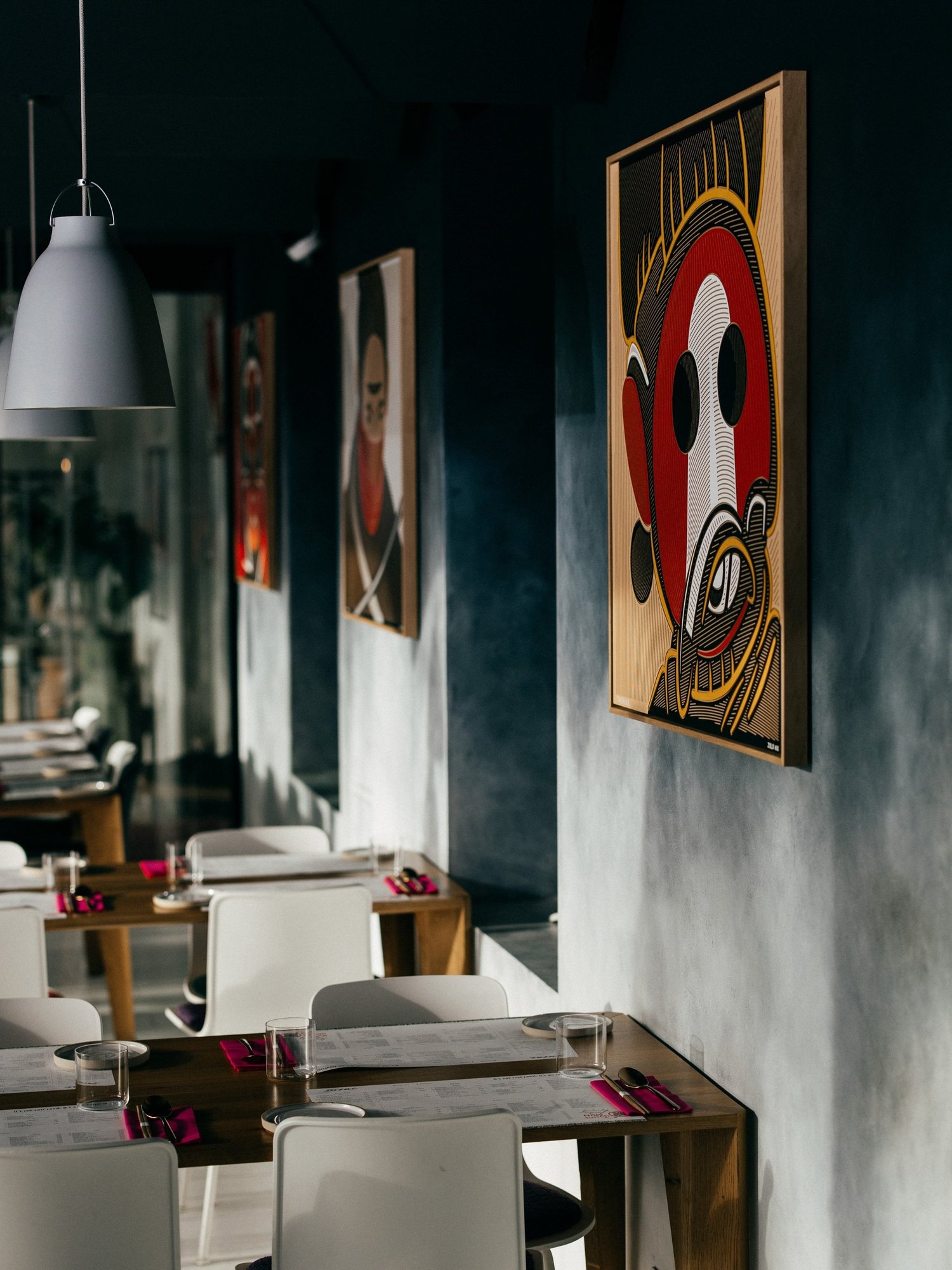 Pinturas de Zolo Kis expuestas en Iasai Food Bar, en Bratislava